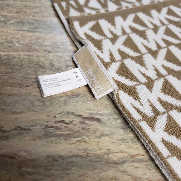 MK scarf by Michael Kors - Picture 4 of 13